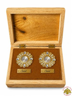 Small Reliquary Round with Screw Back 4x4x2cm Gold Plated on a Wooden Box